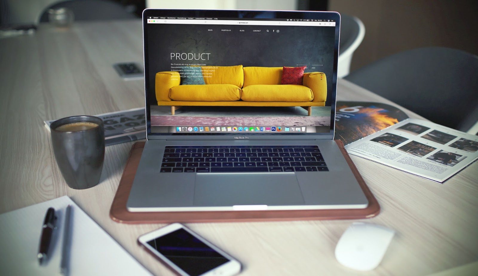 Computer with keyboard, laptop, and mobile phone on a table with German text about product marketing and Macbook Pro icons.